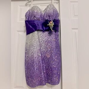 Brand new dress size6 runs small  never worn. Need  zipper replacement